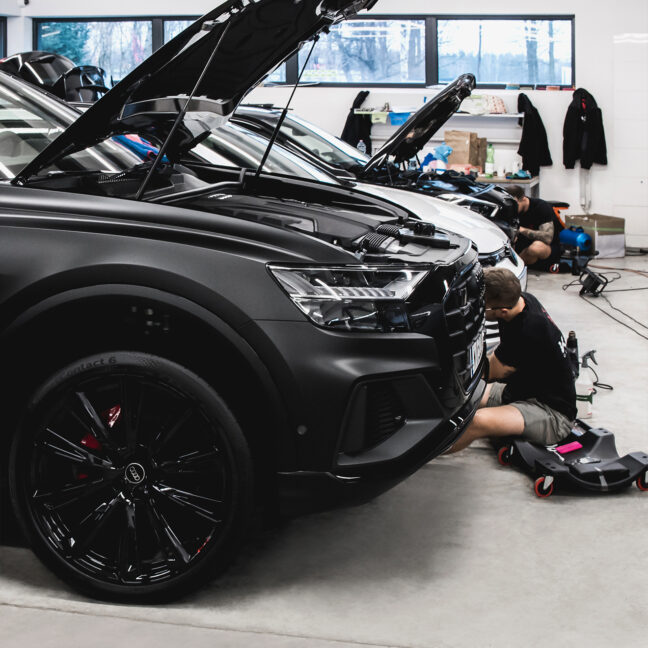 oklejanie Audi Q8 folią zapewniającą efekt mrożenia lakieru w salonie autodetailingu